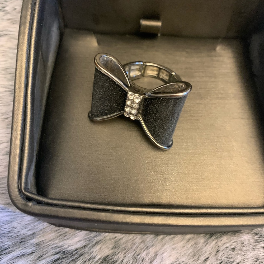 VINTAGE GUESS WHITE BOW RING. ONE SIZE FITS ALL! - Picture 6 of 6